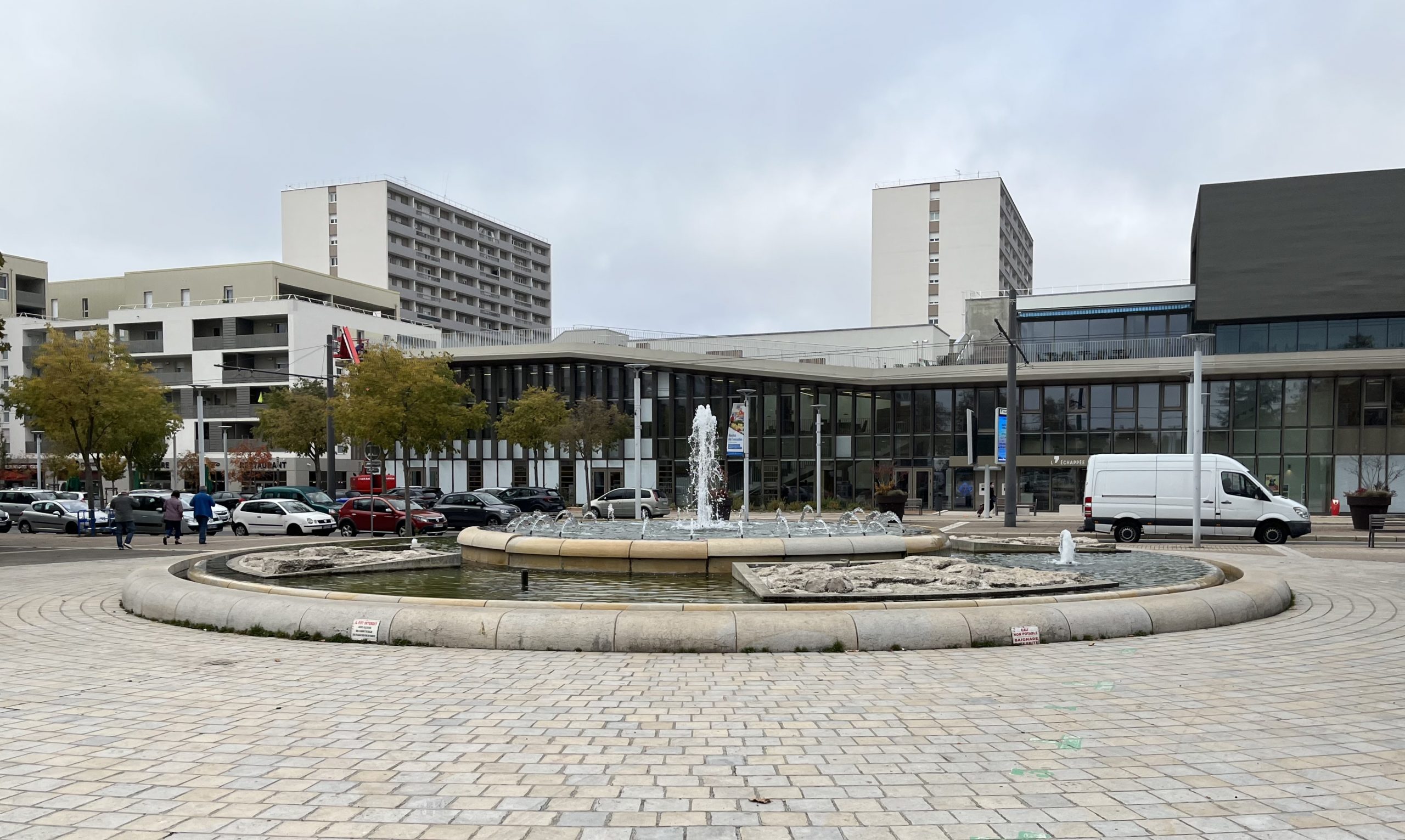 place du maréchal juin (rillieux la pape)